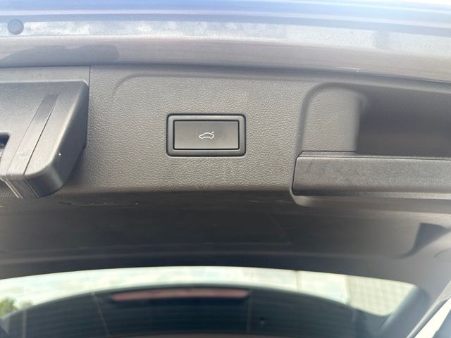 2025 Volkswagen Atlas 2.0T SE w/Technology:L168456A