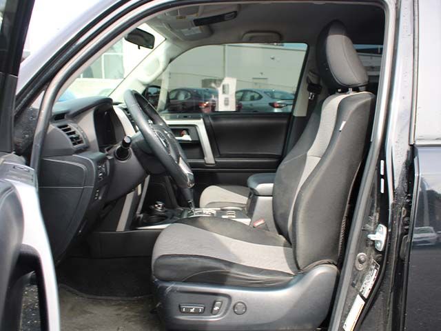 Used 2016 Midnight Black Metallic Toyota SR5 image 12