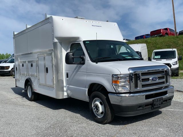 2025 Ford E-450SD Base 7