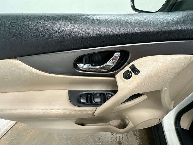 2016 Nissan Rogue SV White at Rafferty Subaru