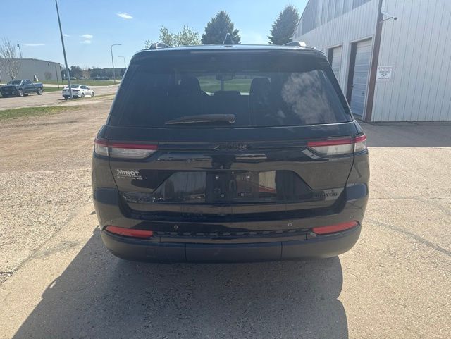 2023 Diamond Black Crystal Pearlcoat Jeep Grand Cherokee Limited 4X4 SUV