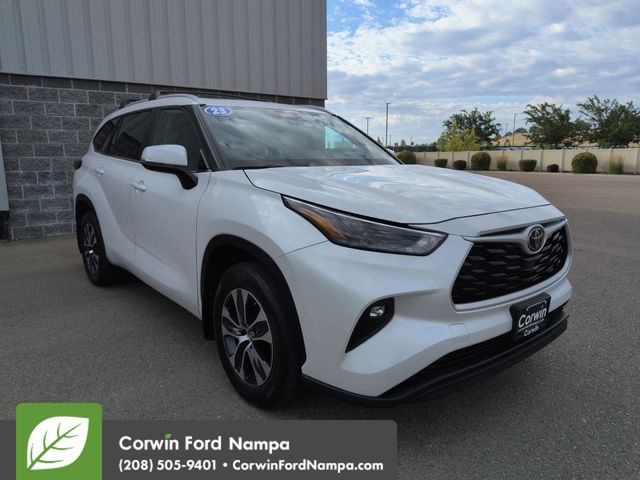 White (Wind Chill Pearl) 2023 Toyota Highlander SUV / Crossover All-Wheel Drive 8-Speed Automatic