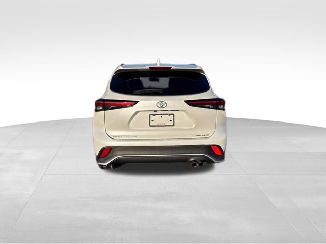 used 2022 Toyota Highlander car, priced at $31,899