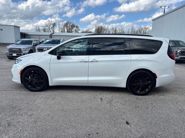 Bright White Clearcoat 2025 Chrysler Pacifica Minivan Front-Wheel Drive 9-Speed Automatic