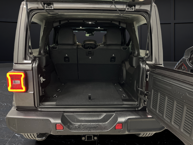 New 2026 Granite Crystal Metallic Clearcoat Jeep Sahara image 14