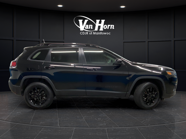 Used 2023 Diamond Black Crystal Pearlcoat Jeep Altitude image 8