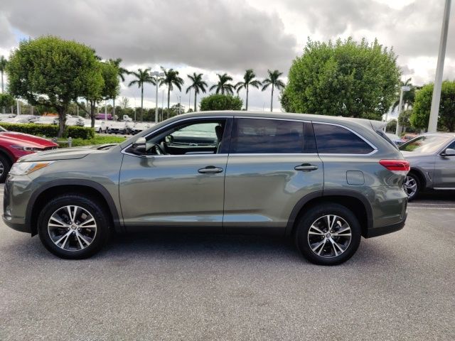 2019 Toyota Highlander LE 12