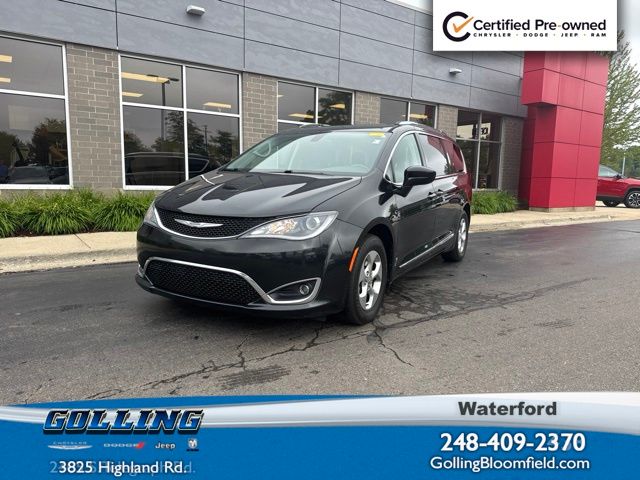 Brilliant Black Crystal Pearlcoat 2017 Chrysler Pacifica Minivan Front-Wheel Drive 9-Speed Automatic