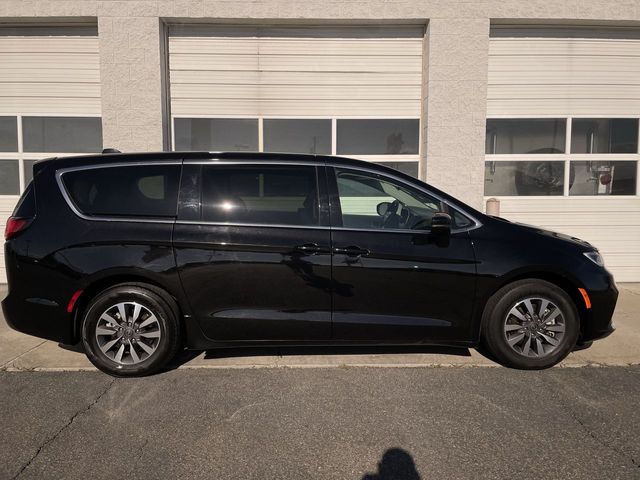 Diamond Black Crystal Pearlcoat 2024 Chrysler Pacifica Hybrid Select FWD Minivan Front-Wheel Drive Continuously Variable Transmission