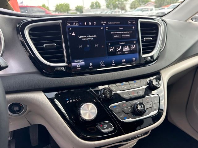 Used 2024 Chrysler Pacifica Van
