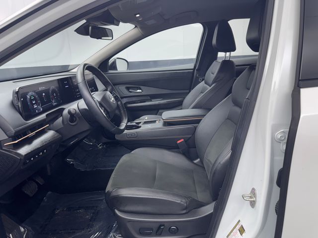 2023 Everest White Pearl Tricoat/Black Diamond Pearl Nissan Ariya ENGAGE FWD SUV