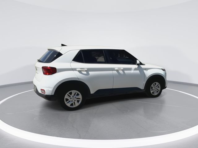 Used 2022 White Hyundai SE image 12