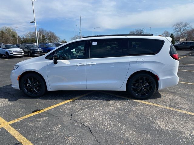 2024 Chrysler Pacifica Touring L 8