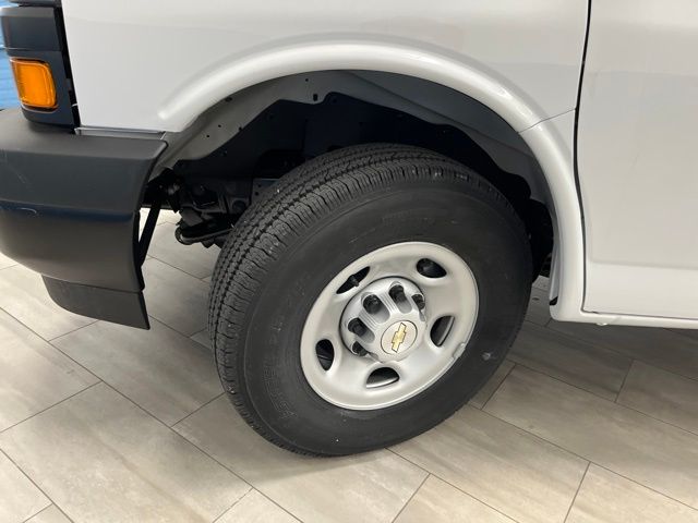 New 2026 Summit White Chevrolet Work Van image 29