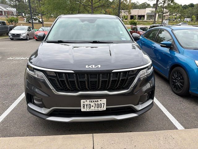 2023 Kia Sedona LX's photo