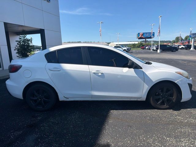 Used 2011  Mazda i Touring image 2