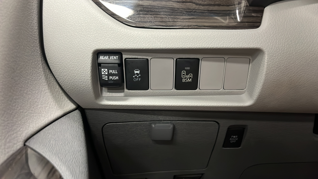 Used 2017 Predawn Gray Mica Toyota XLE image 31
