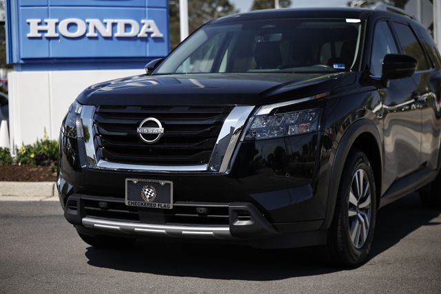 View vehicle photo 2