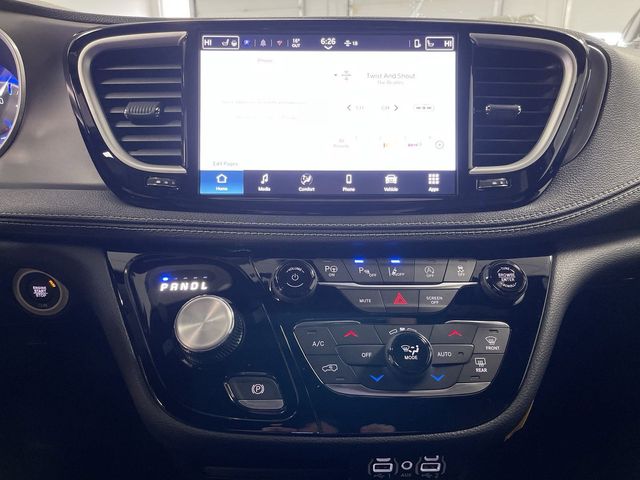 2025 Chrysler Pacifica Select photo