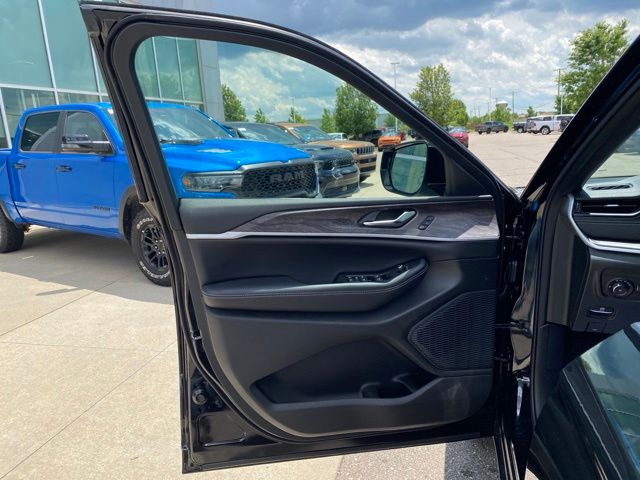 2026 Jeep Grand Cherokee Limited - Diamond Black exterior view 9
