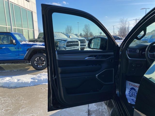 2026 Jeep Grand Wagoneer Limited - Px8 exterior view 9