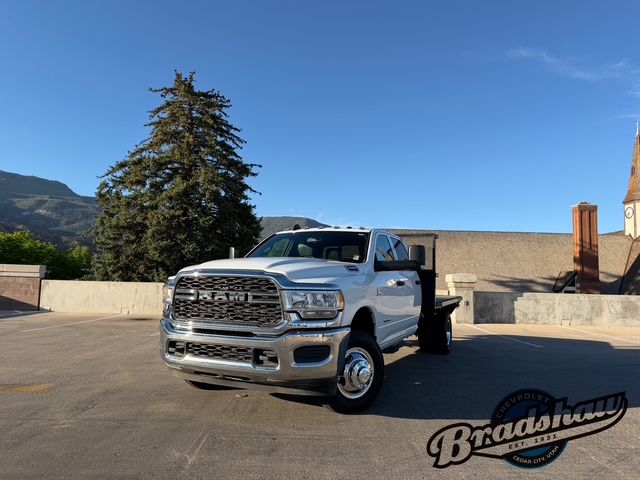 Bright White Clearcoat 2022 RAM 3500 Chassis Tradesman Crew Cab DRW 4WD Pickup Truck Four-Wheel Drive 6-Speed Automatic