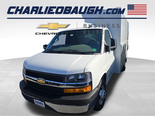 Summit White 2025 Chevrolet Express Chassis 3500 Cutaway 139 Van Rear-Wheel Drive 8-Speed Automatic