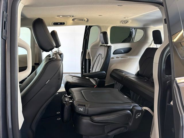 Used 2023 Chrysler Pacifica Van