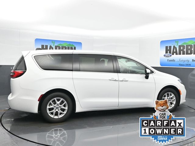 2023 Chrysler Pacifica Touring L photo