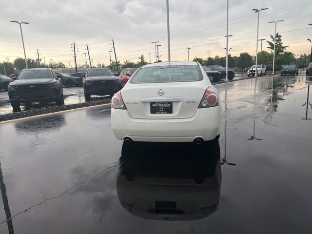 Used 2009 White Nissan 2.5 SL image 11