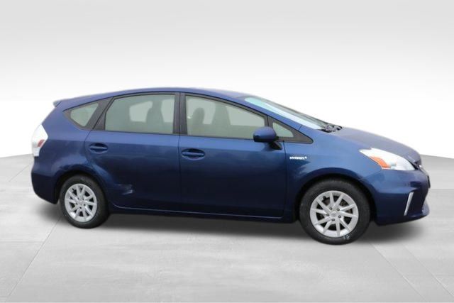 2014 Toyota Prius v Two 16