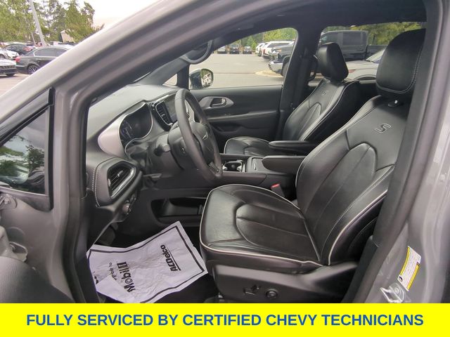Used 2025 Chrysler Pacifica Van