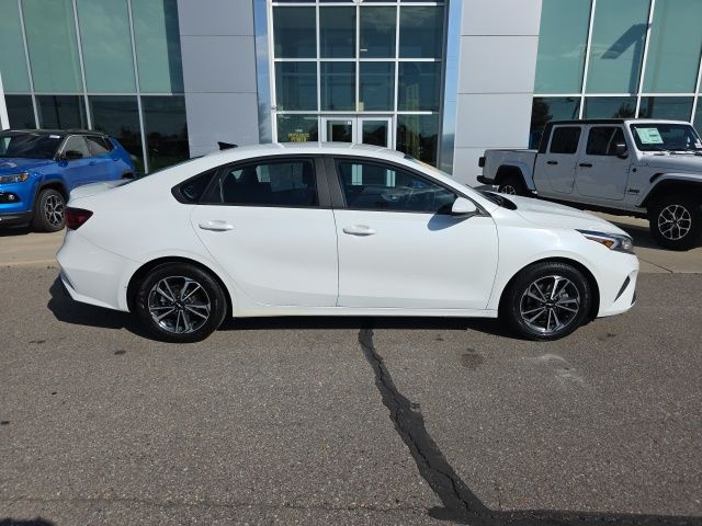 2023 Kia Forte LXS - Snow White Pearl exterior view 4