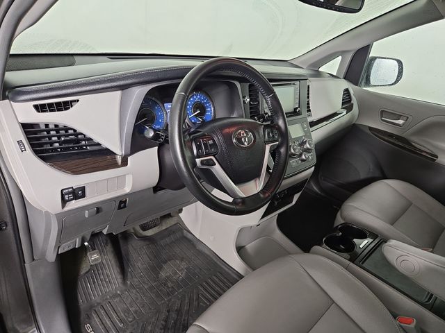 2019 Toyota Sienna XLE photo