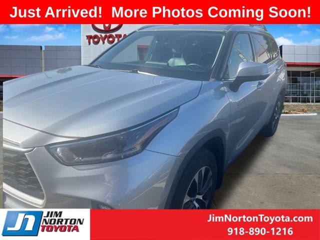 2021 Toyota Highlander Hybrid XLE 2