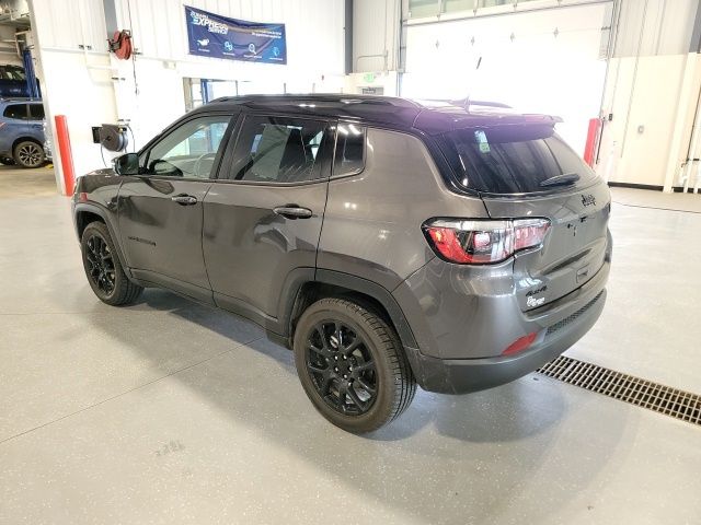 2022 Granite Crystal Metallic Clearcoat Jeep Compass Altitude 4X4 SUV