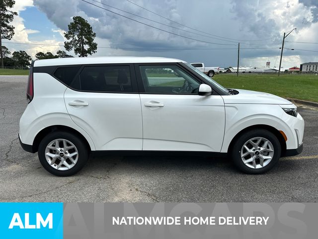 Used 2025 White Kia  image 4