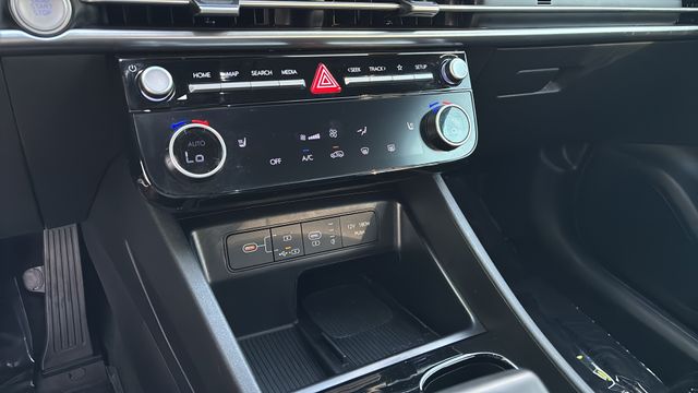Used 2025 Black Hyundai SEL Convenience image 31