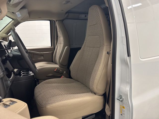 New 2026 Summit White Chevrolet Work Van image 21