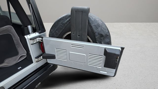 Used 2006 Silver Jeep Unlimited image 36
