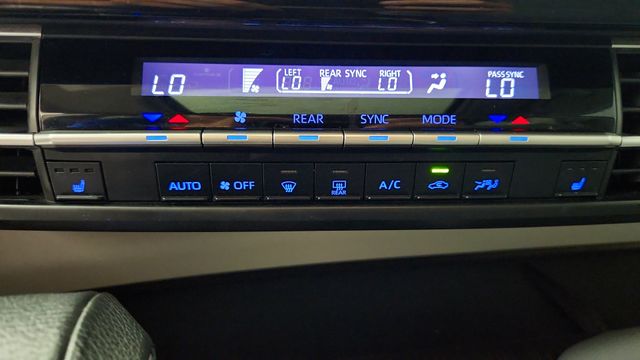 2021 Toyota Sienna XLE White at Community Toyota