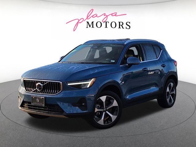 2025 Volvo XC40 B5 Plus Bright Theme