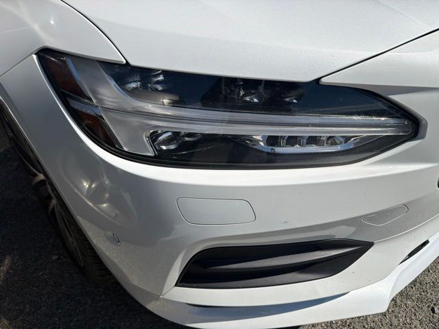 Used 2018 White Volvo T5 Momentum image 10