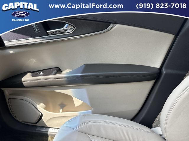 Used 2018 Red Lincoln Select image 28