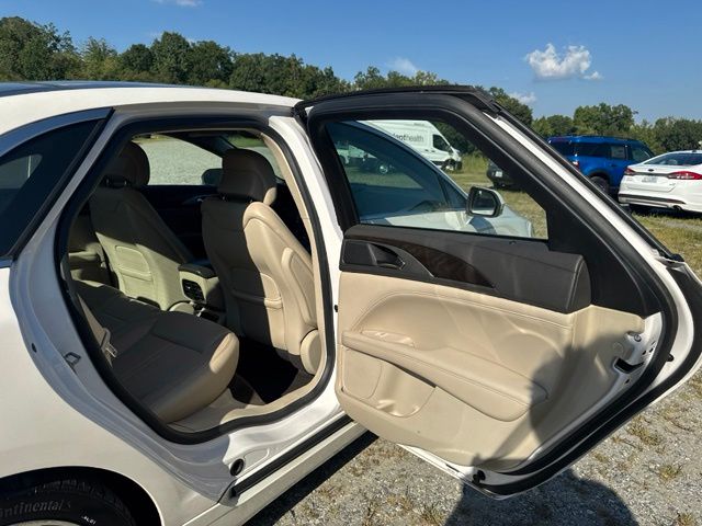 Used 2017 White Lincoln Reserve image 14