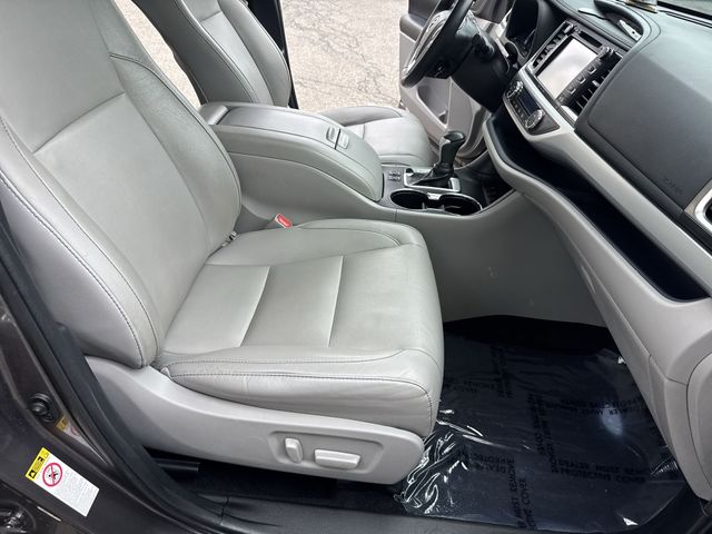 Used 2019 Gray Toyota XLE image 10
