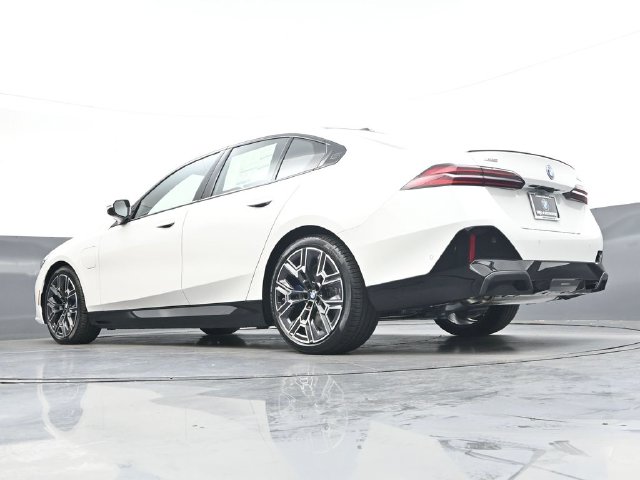 New 2027 White BMW 550e xDrive image 34