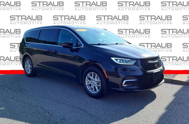 2023 Chrysler Pacifica Touring L's photo