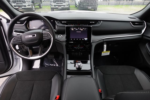 new 2025 Jeep Grand Cherokee car, priced at $37,275