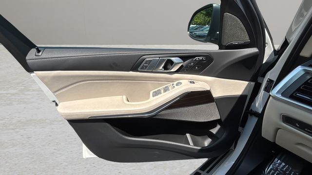 Used 2026 White BMW xDrive40i image 17